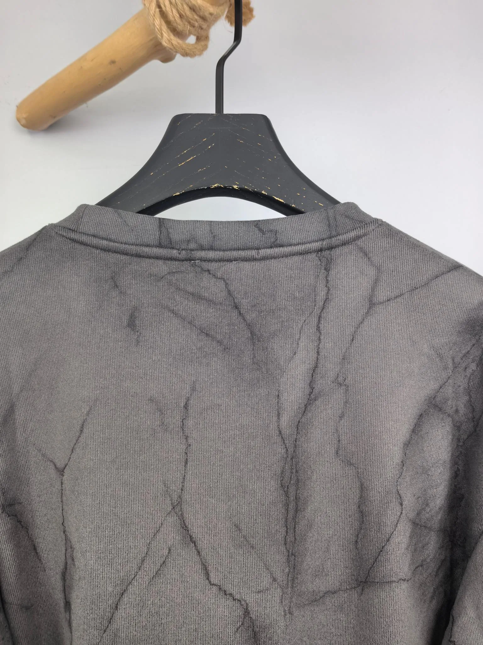 P420 Chrome Hearts 2025 Autumn and Winter New Design Sweatshirt Official website synchronized! This T-shirt combines minimalist design with exquisite details. The oversize trim is reminiscent of Tyrolean dress details, summoning modern new ideas, creating a different conceptual pattern, and injecting rich connotation into the traditional cotton T-shirt. The LOGO on the front graphic webbing is unique and makes the brand more distinguished. It highlights the style of a big brand, sets off the minimalist design style, and reveals the elegance at a glance! As a brand that pursues design and tailoring techniques, the materials used will never disappoint! The body of this shirt is made of Solona cotton blended 400g fabric, which is noble and exquisite. The cotton surface is full, soft and skin-friendly. In short, such a classic style is a must-have for autumn and winter! M-3XL